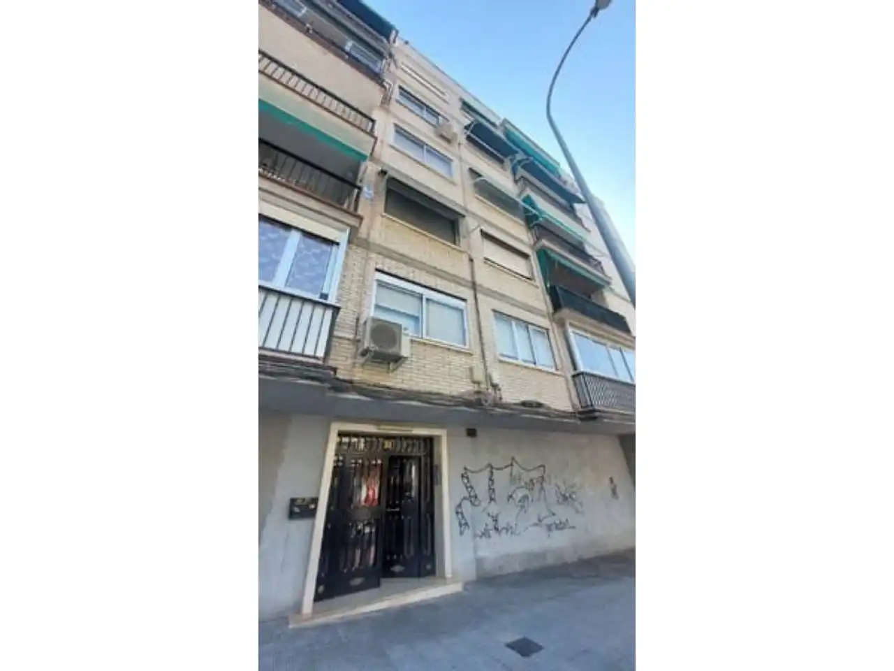 Vista exterior de Piso en venta en Coslada