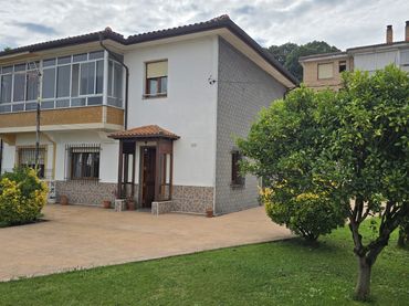 Casa bifamiliare con balcone in vendita a Reocín