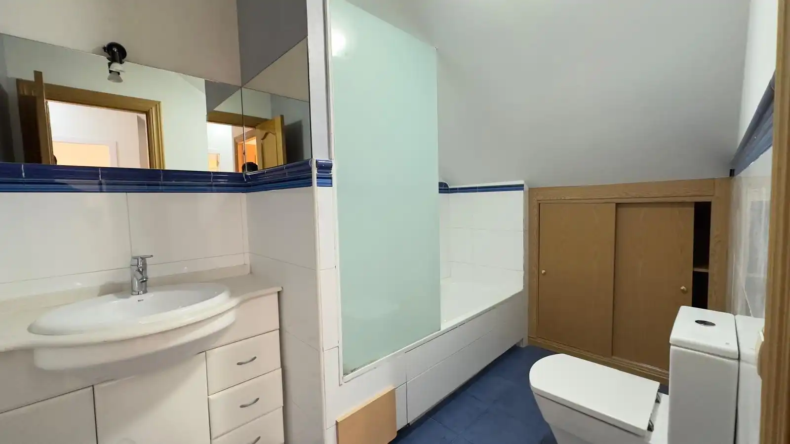 Baño de Dúplex de alquiler en Villaviciosa de Odón con Aire acondicionado, Calefacción y Parquet