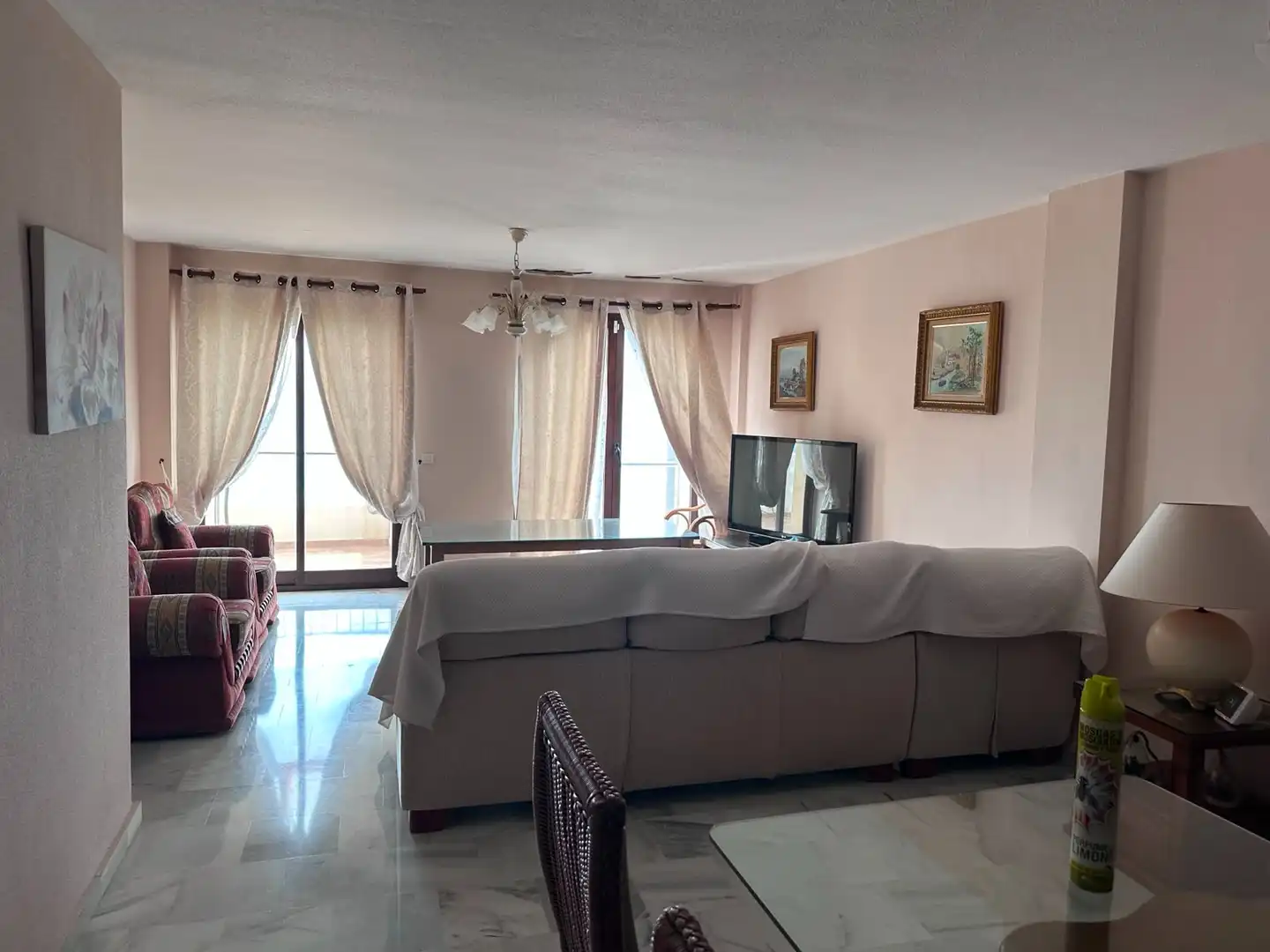 Sala de estar de Piso de alquiler en Estepona con Aire acondicionado, Terraza y Balcón