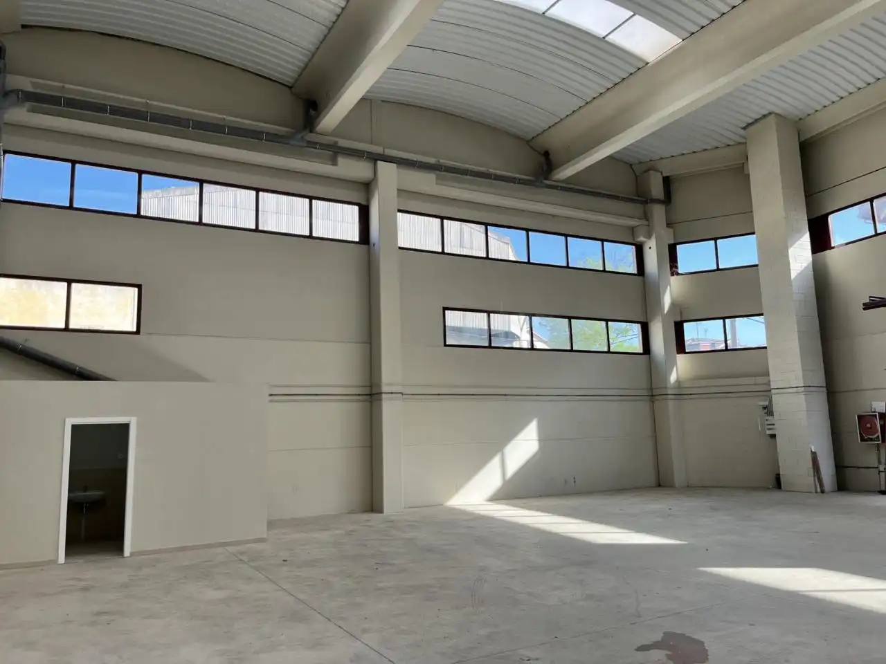 Vista exterior de Nau industrial de lloguer en Cerdanyola del Vallès amb Alarma