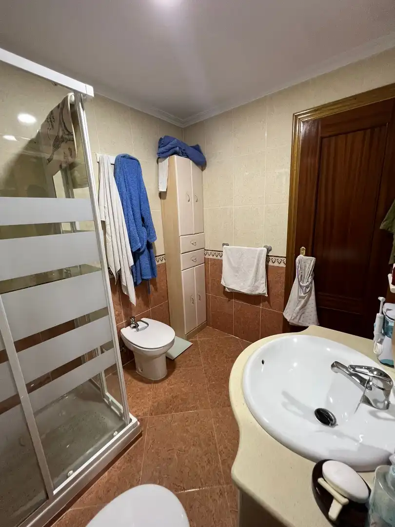 Badezimmer von Einfamilien-Reihenhaus zum Verkauf in La Rinconada mit Klimaanlage, Abstellraum und Balkon
