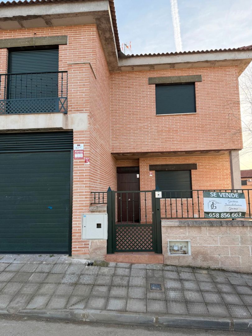 Vista exterior de Casa adosada en venda en Mora amb Calefacció, Jardí privat i Terrassa