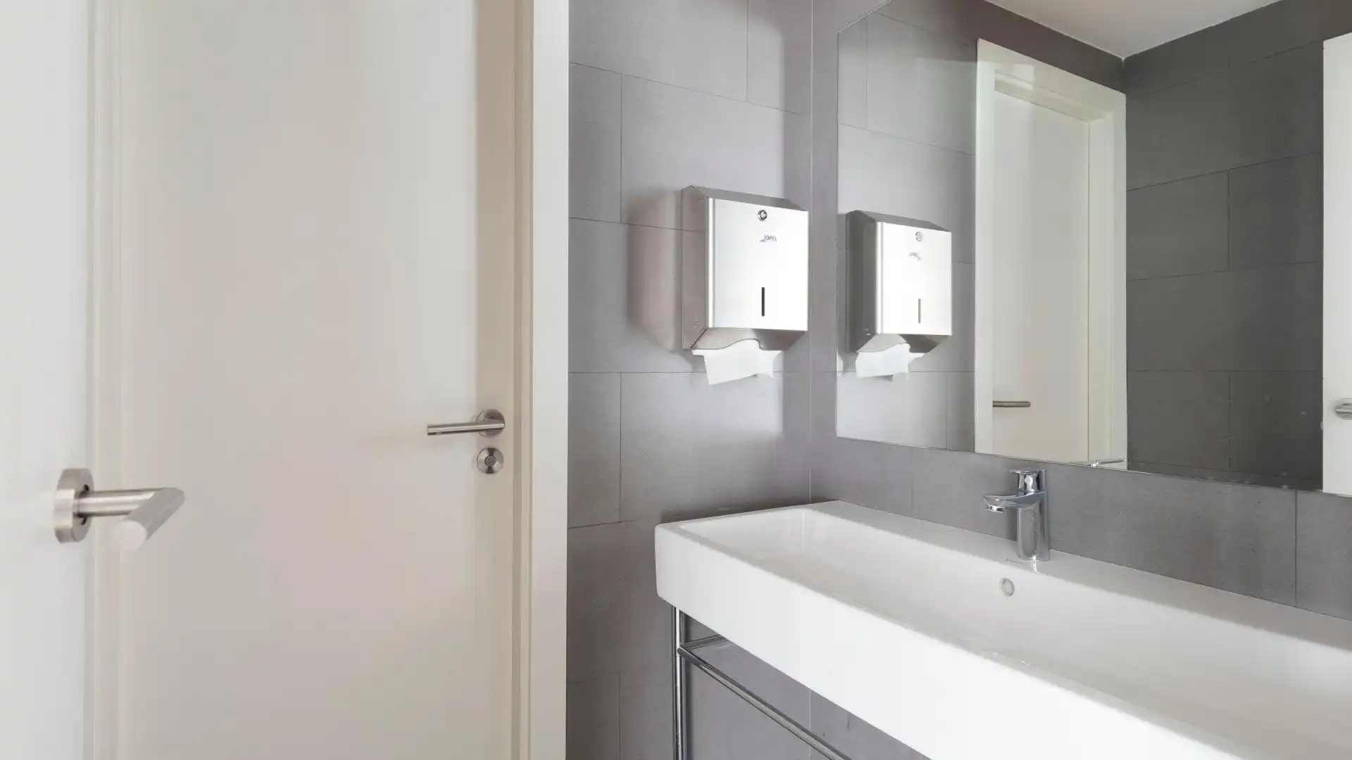 Baño de Oficina de alquiler en Barcelona con Aire acondicionado y Terraza
