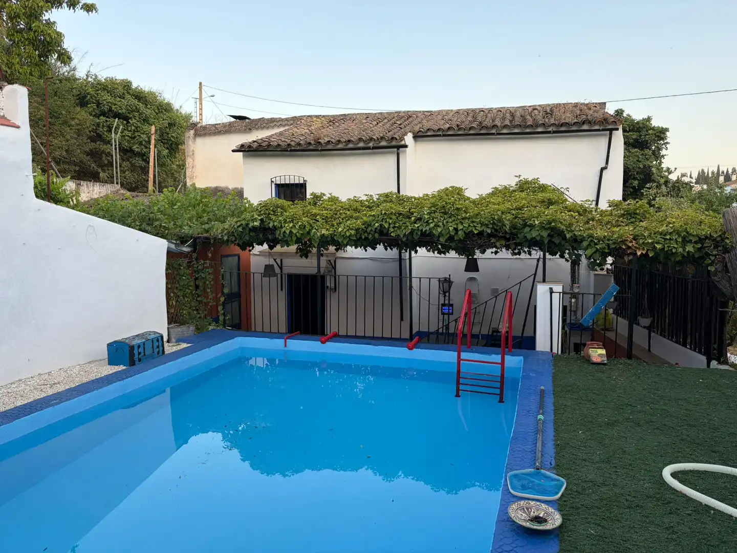 Schwimmbecken von Country house zur Miete in Rute mit Privatgarten, Schwimmbad und Möbliert