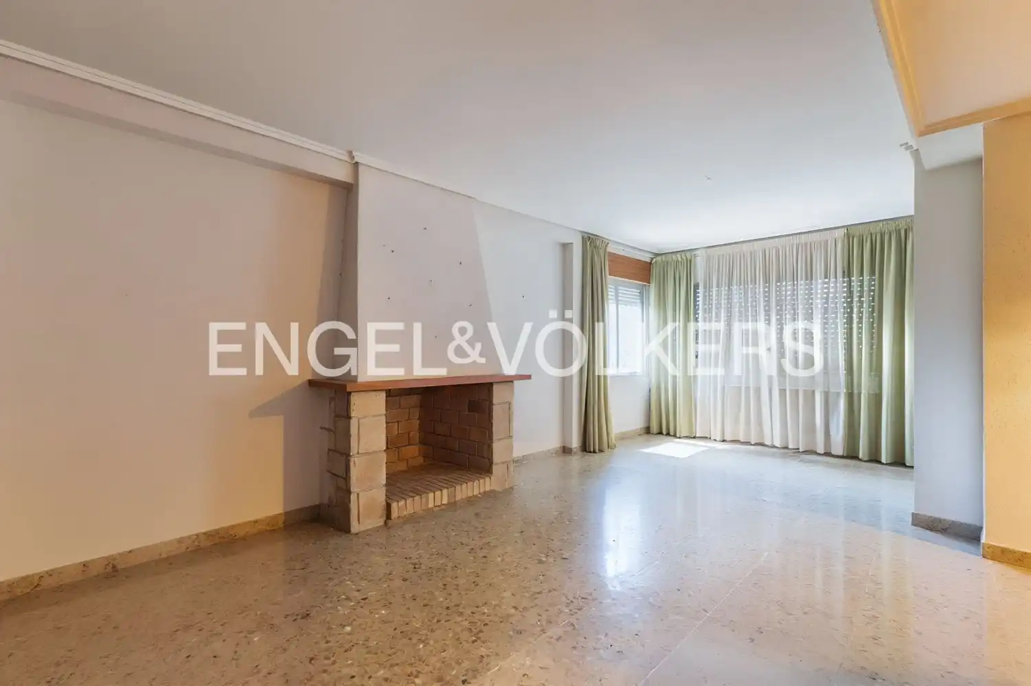 Sala d'estar de Casa o xalet en venda en Paterna amb Calefacció, Jardí privat i Terrassa