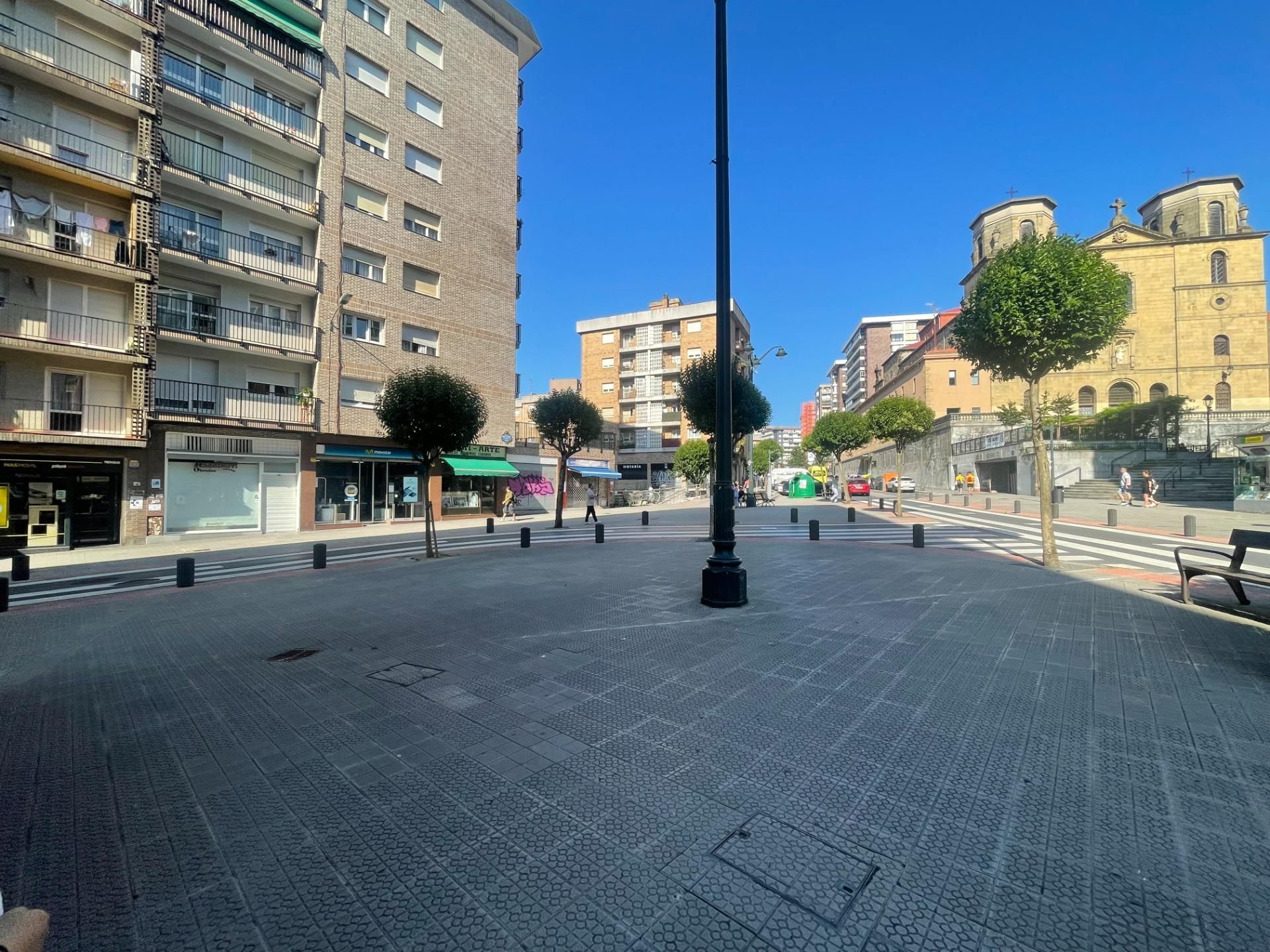 Vista exterior de Local en venda en Bilbao 