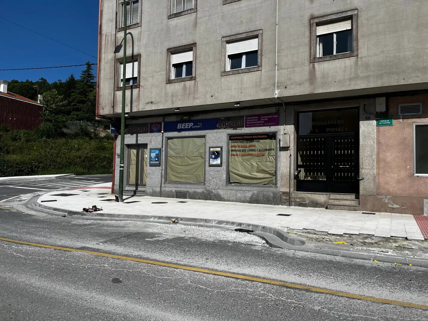 Locale commerciale in vendita a Avenida Rosalia de Castro