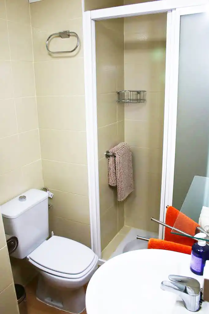 Bathroom of Flat for rent in Granada  with Air Conditioner, Heating and Furnished