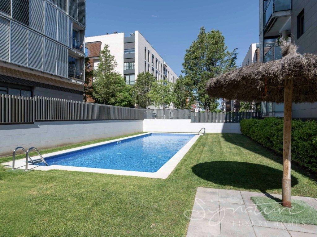 Swimming pool of Flat for sale in Sant Cugat del Vallès  with Air Conditioner, Heating and Terrace