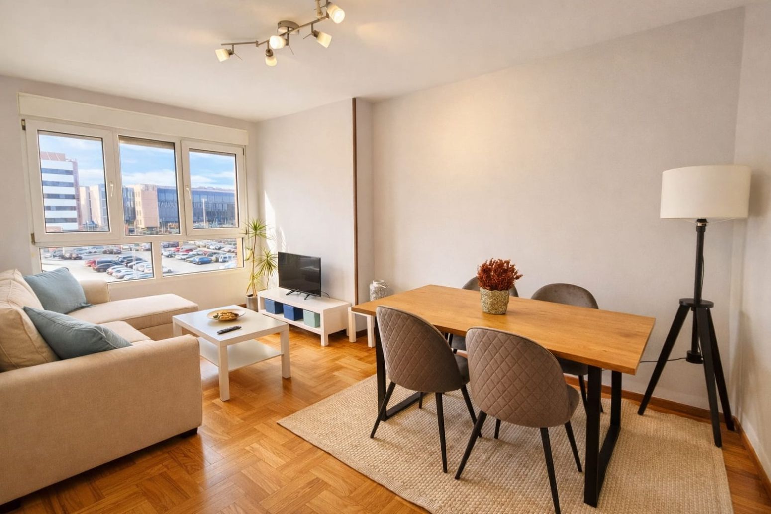 Sala d'estar de Pis de lloguer en Gijón  amb Calefacció i Parquet