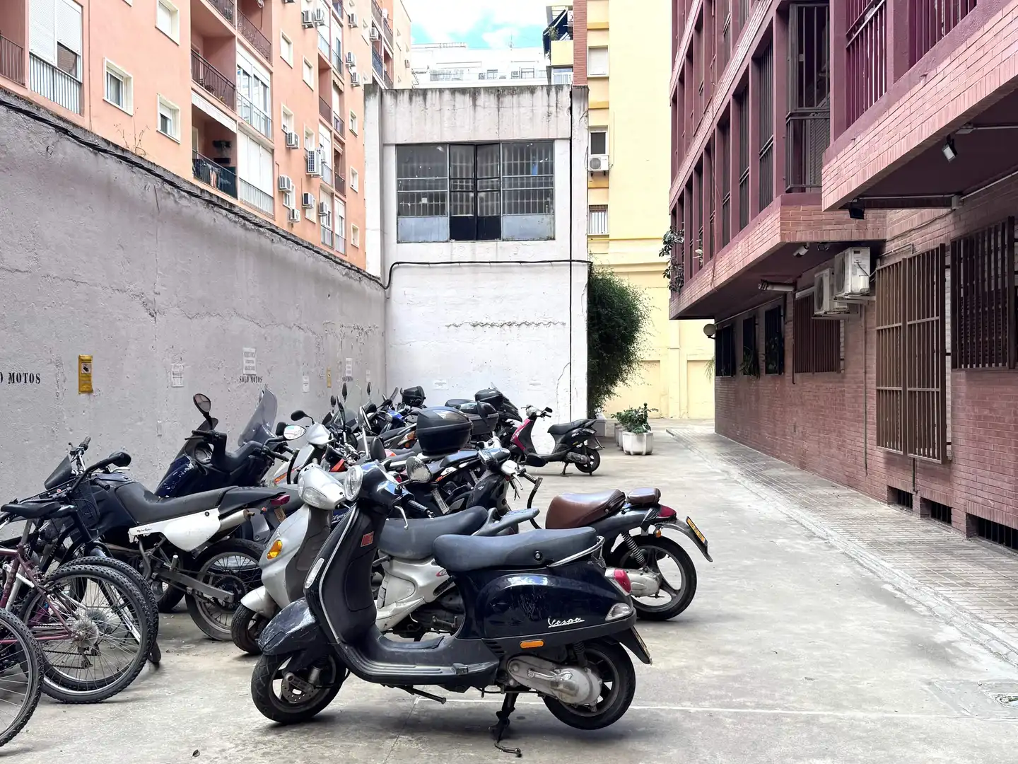 Vista exterior de Pis en venda en Sevilla amb Terrassa i Traster