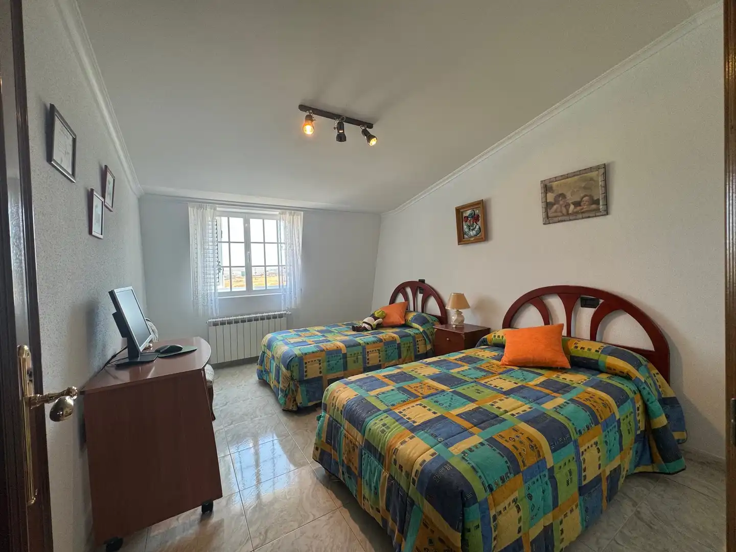 Habitación de Casa adosada en venta en Valoria la Buena con Calefacción, Jardín privado y Parquet