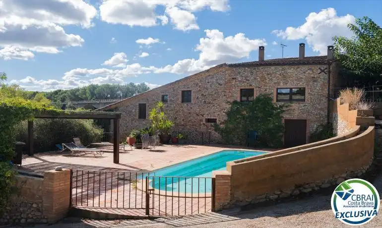Casa rústica con piscina en venta en Girona