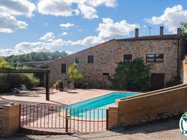 Casa rústica con piscina en venta en Girona