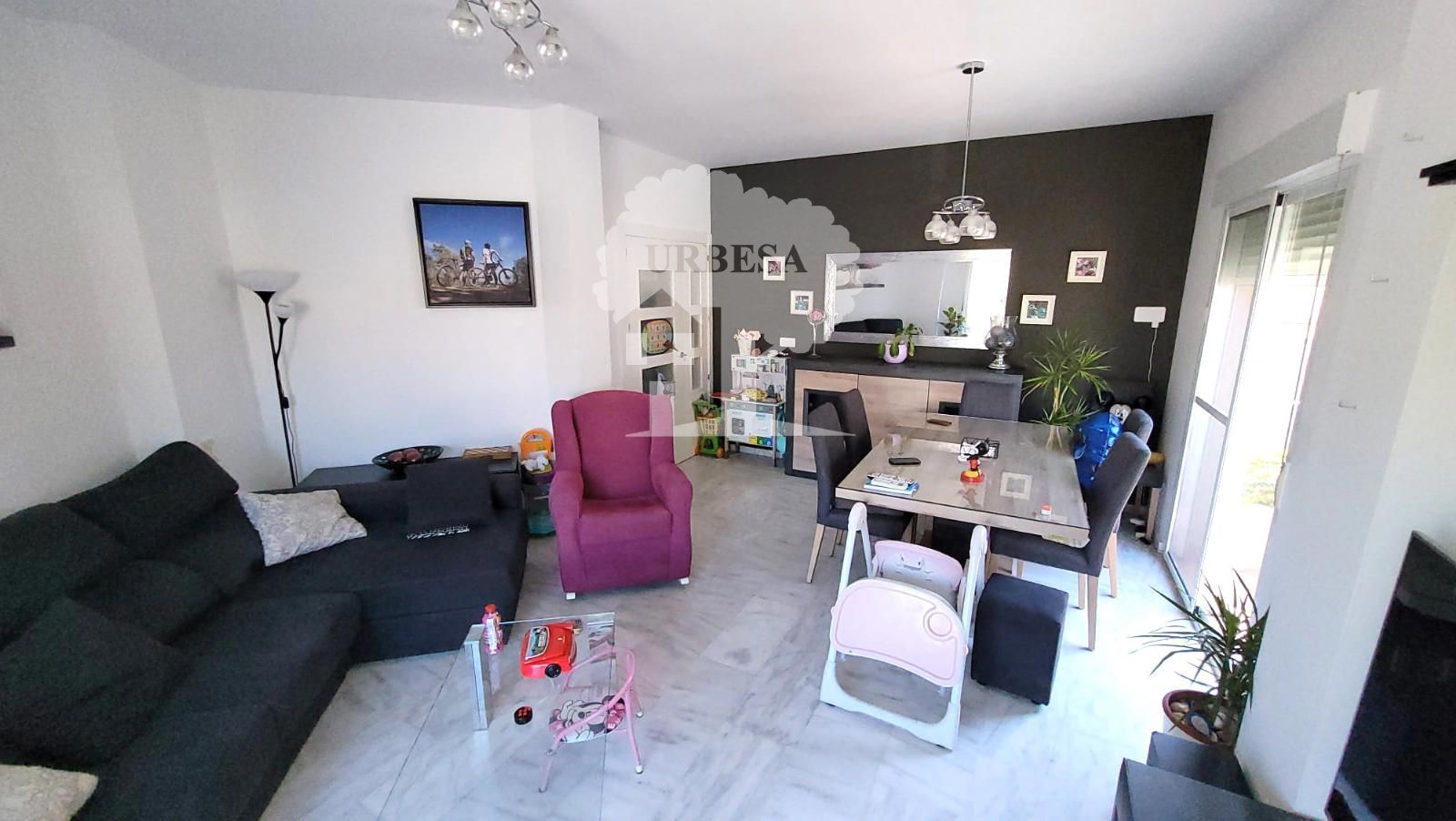 Sala d'estar de Casa adosada en venda en Motril amb Aire condicionat, Terrassa i Traster
