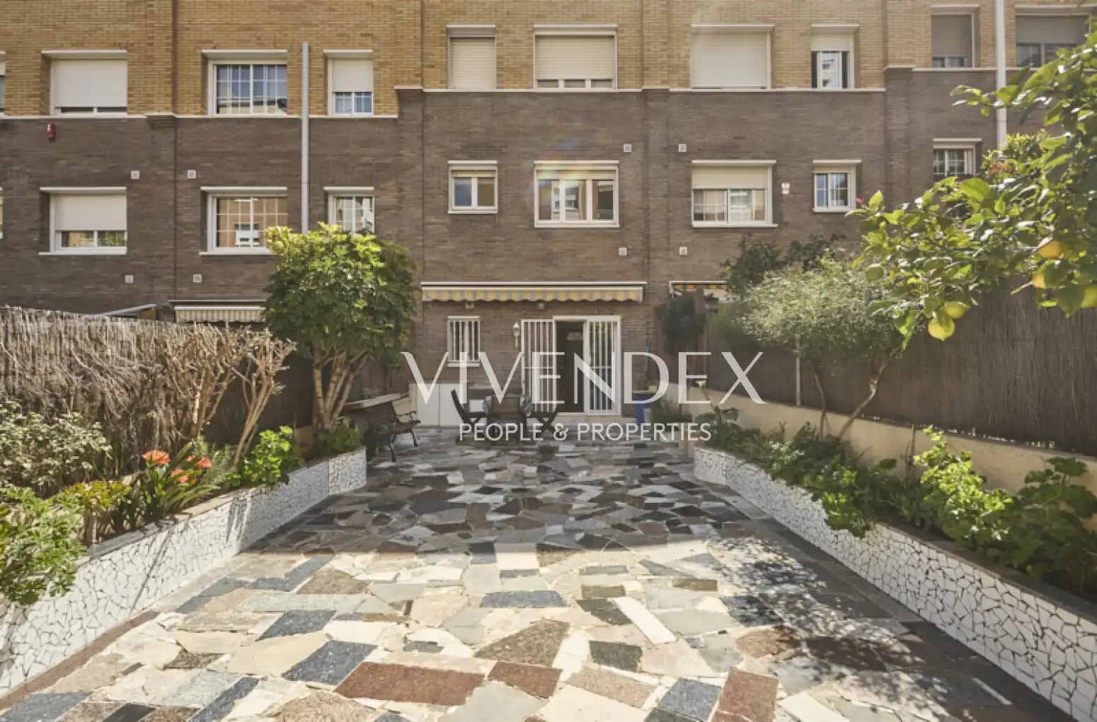 Vista exterior de Casa adosada en venta en Viladecans con Calefacción, Jardín privado y Terraza