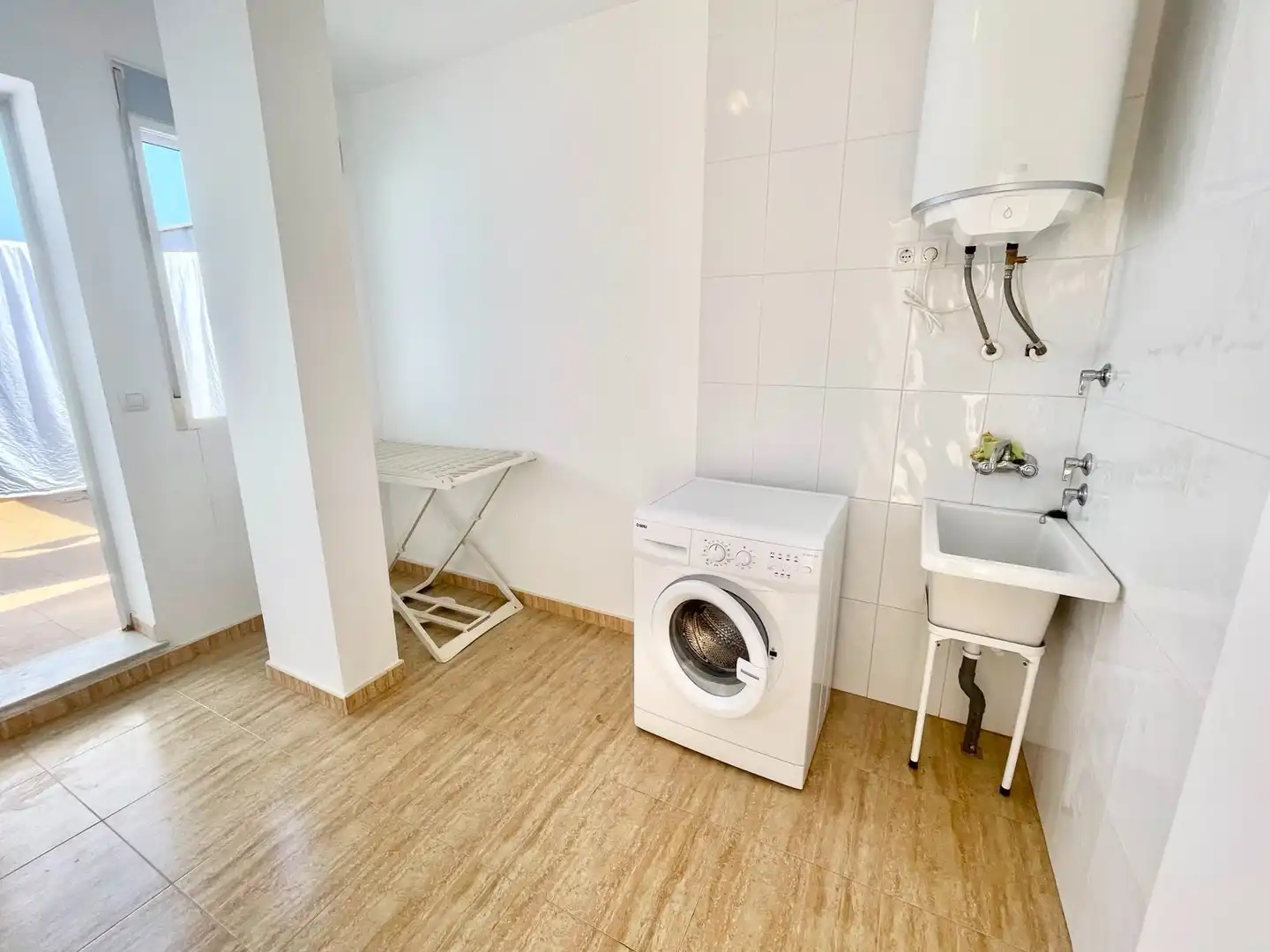Cuina de Apartament de lloguer en Los Alcázares amb Aire condicionat, Moblat i Rentadora