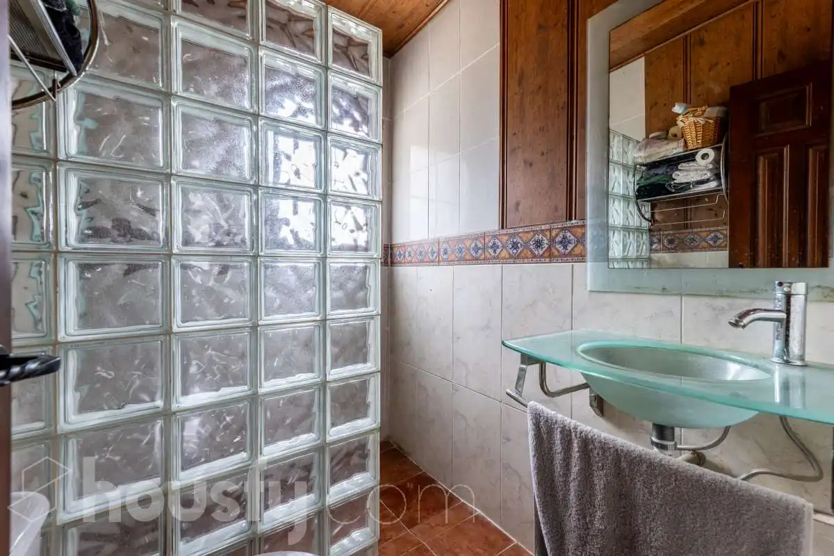 Bany de Casa o xalet en venda en Torrelles de Foix amb Aire condicionat, Calefacció i Jardí privat