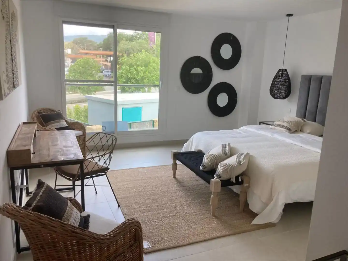 Schlafzimmer von Erdgeschoss zur Miete in Sotogrande mit Klimaanlage, Privatgarten und Schwimmbad