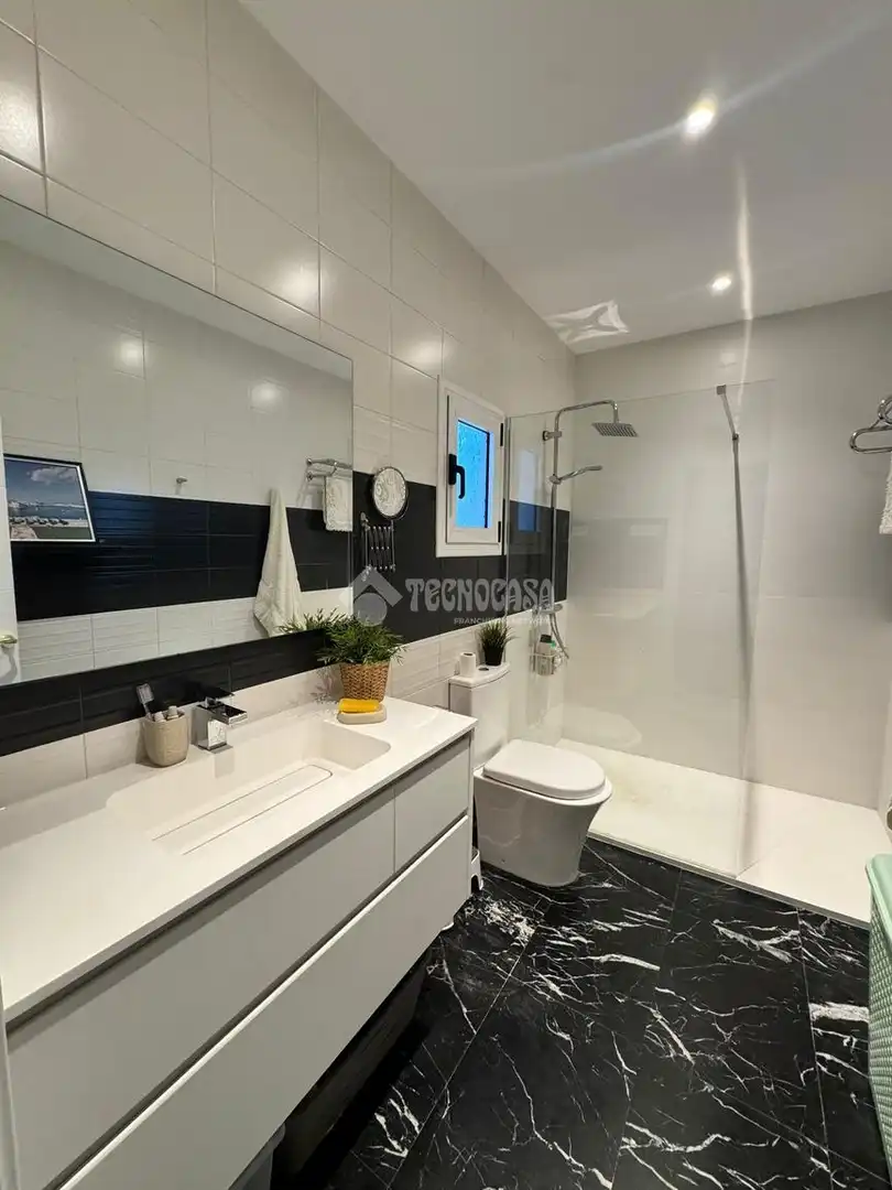 Baño de Ático en venta en L'Hospitalet de Llobregat con Calefacción y Terraza