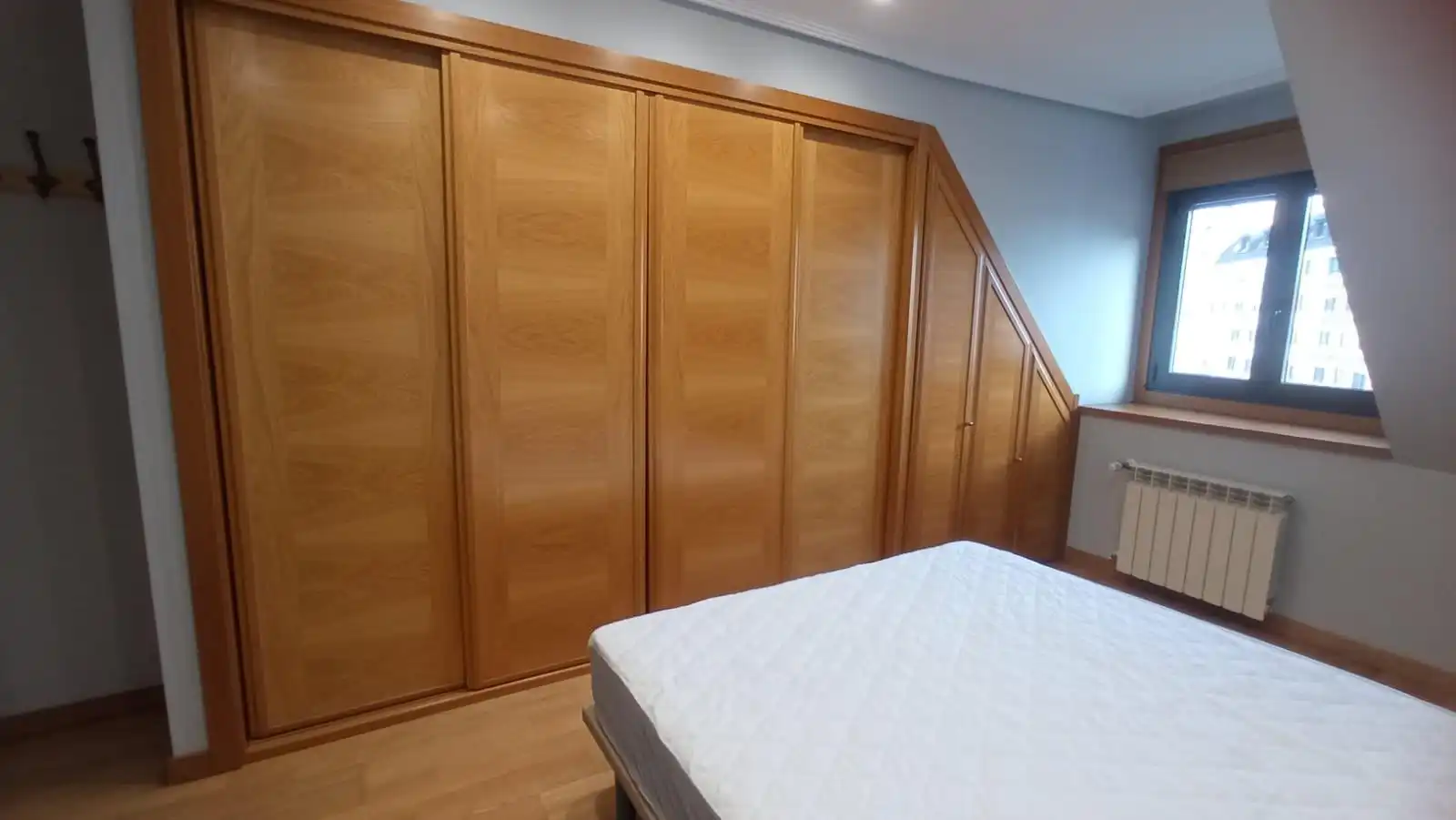 Habitación de Ático de alquiler en Oviedo  con Calefacción, Terraza y Trastero