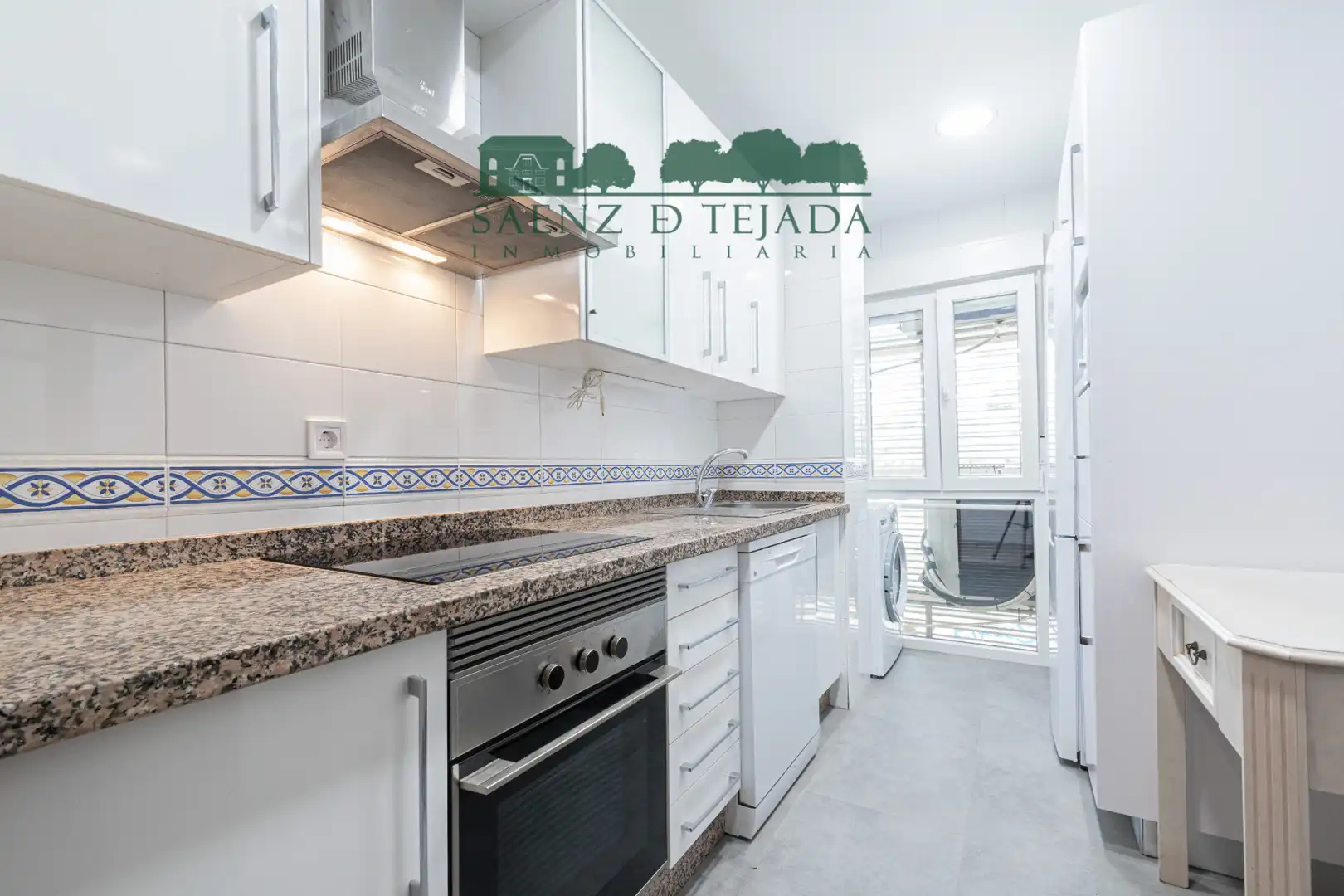 Kitchen of Flat for rent in Sevilla  with Air Conditioner, Storage room and Oven