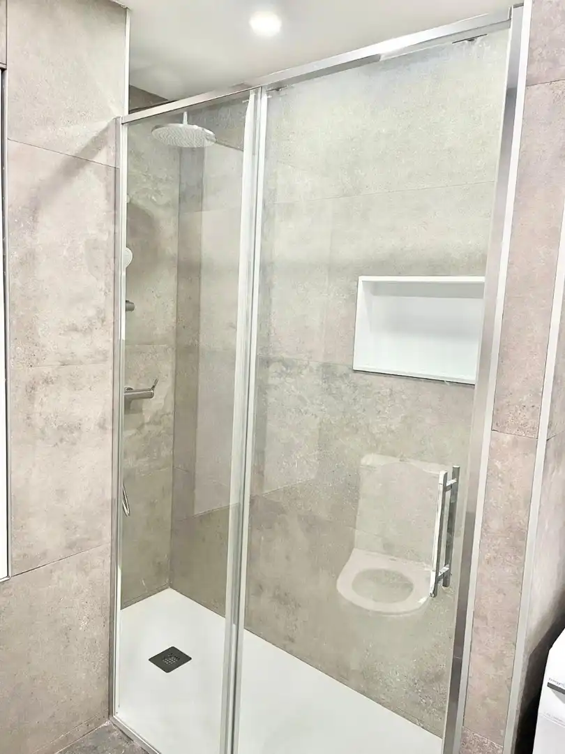 Bany de Apartament de lloguer en El Campello amb Aire condicionat, Moblat i Rentadora
