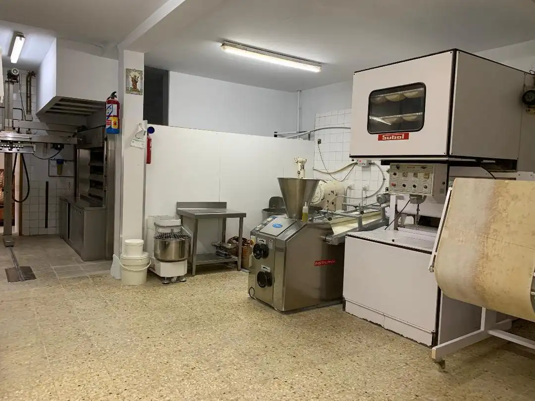 Cuina de Local en venda en Corvera de Toranzo amb Calefacció, Terrassa i Moblat