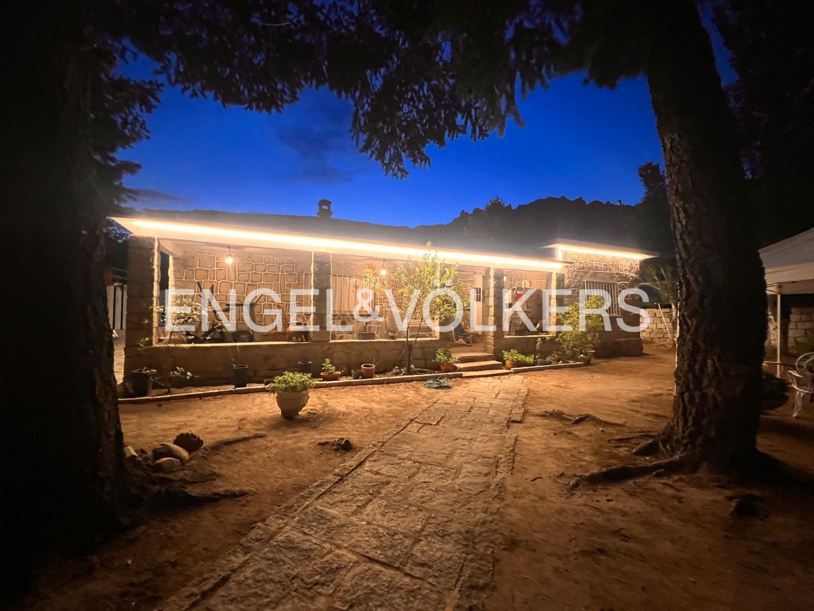 Vista exterior de Casa o xalet en venda en La Cabrera amb Calefacció, Jardí privat i Piscina