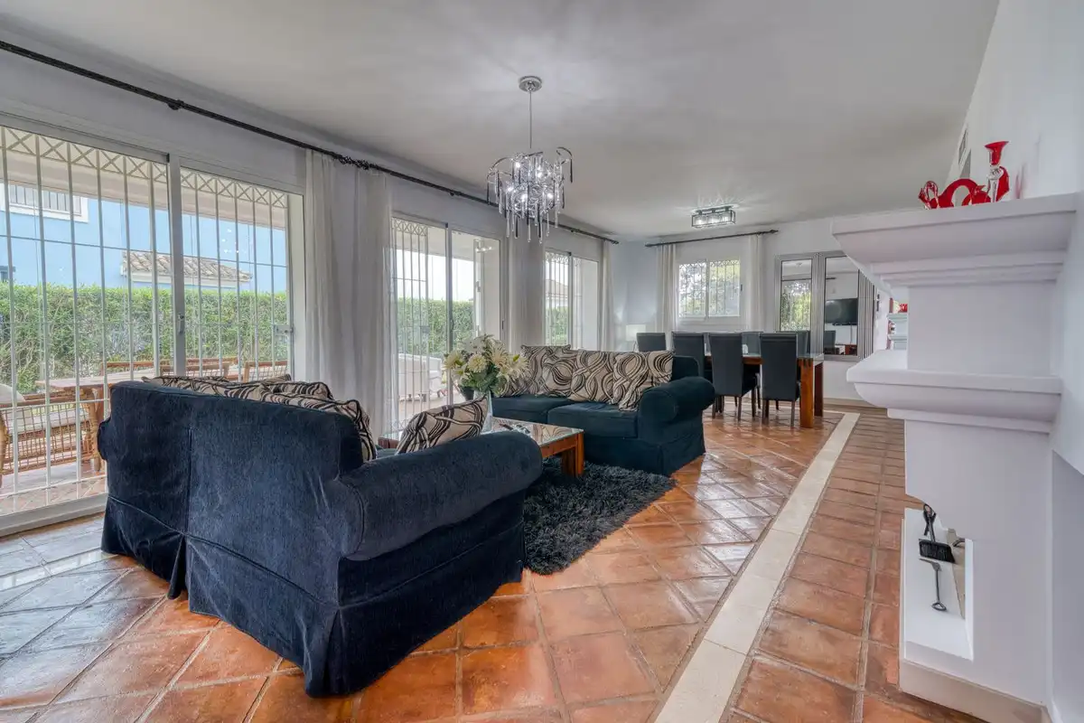 Sala de estar de Casa o chalet en venta en Manilva con Aire acondicionado, Jardín privado y Terraza