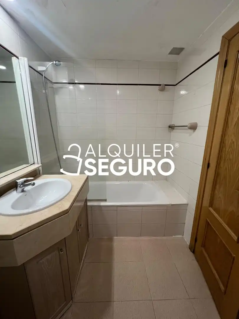 Bathroom of Flat for rent in Madrid  with Air Conditioner, Heating and Swimming Pool