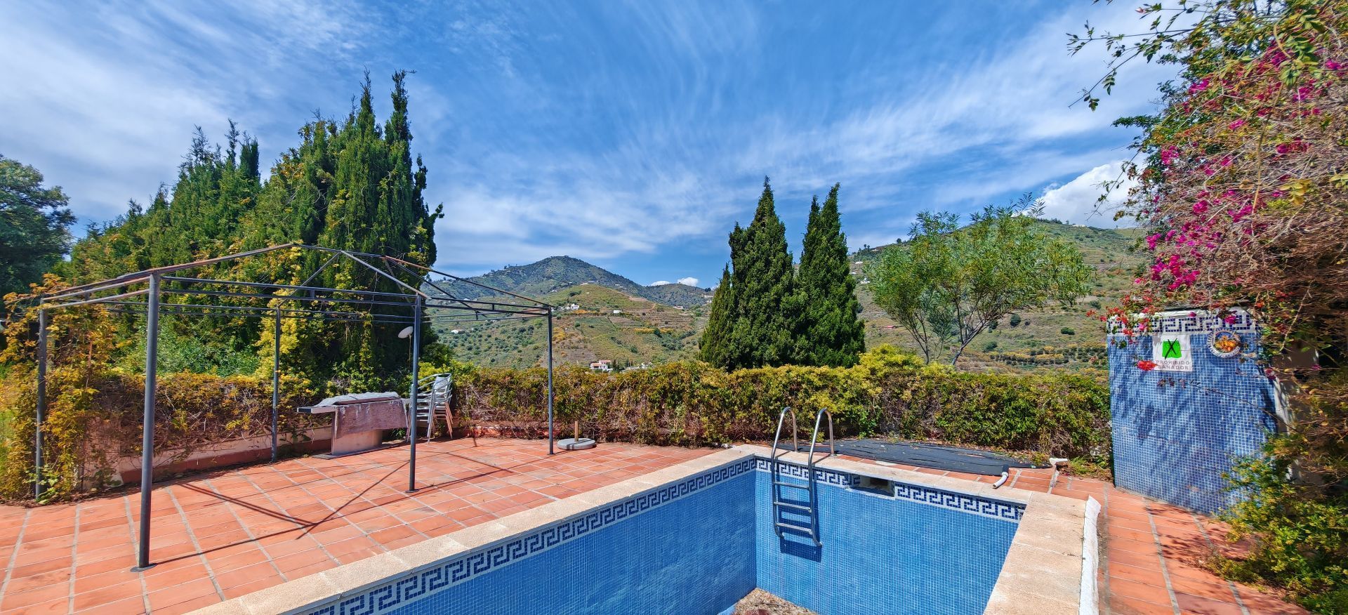 Vista exterior de Casa o xalet en venda en Torrox amb Aire condicionat, Jardí privat i Terrassa