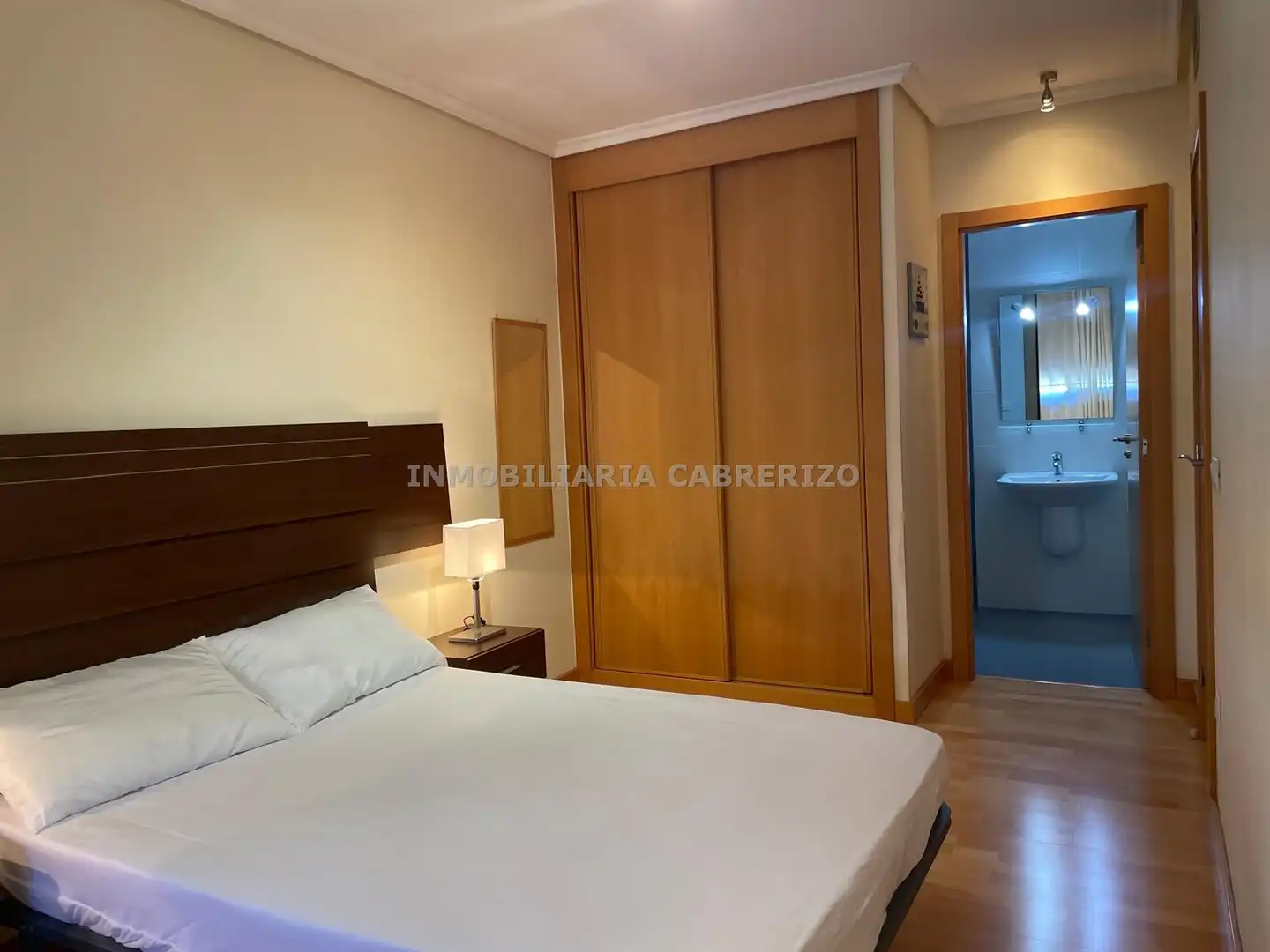 Dormitori de Apartament de lloguer en  Logroño amb Calefacció, Parquet i Terrassa