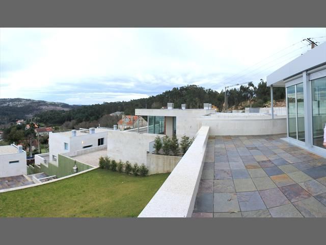 Terrassa de Casa o xalet en venda en Cangas  amb Aire condicionat, Calefacció i Jardí privat