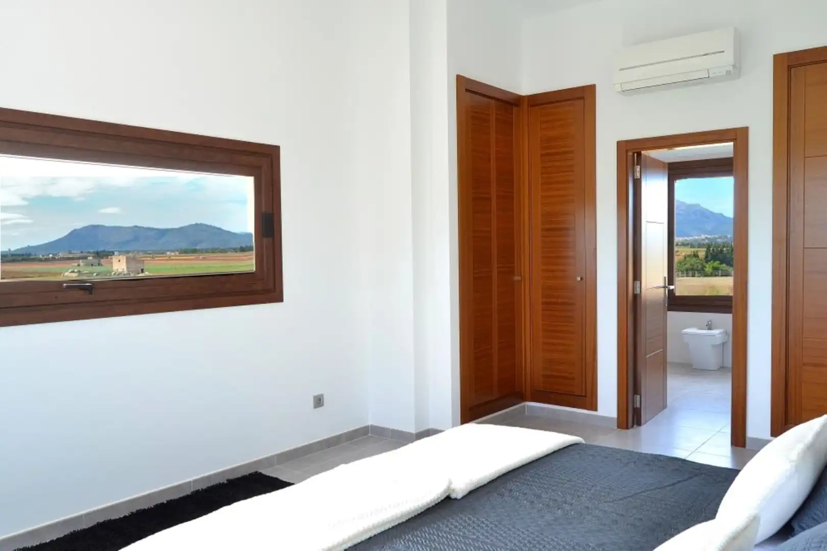 Dormitori de Finca rústica de lloguer en Muro amb Aire condicionat, Calefacció i Jardí privat
