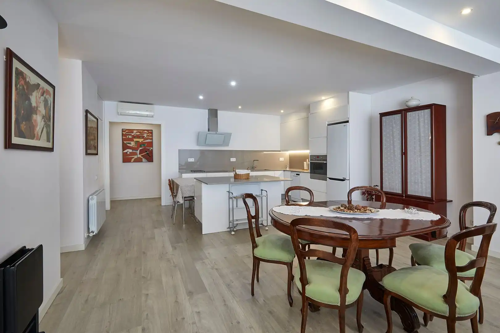 Küche von Wohnung zum Verkauf in Barcelona mit Klimaanlage, Parkett und Ofen
