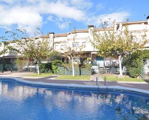 Vista exterior de Casa adosada en venda en El Vendrell amb Calefacció, Jardí privat i Terrassa