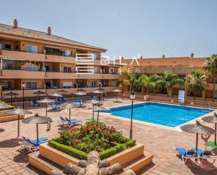 Vista exterior de Pis en venda en Marbella amb Aire condicionat, Terrassa i Piscina