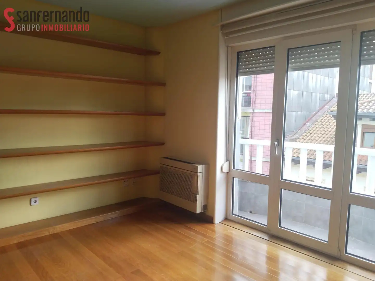 Schlafzimmer von Büro zur Miete in Torrelavega  mit Klimaanlage und Heizung