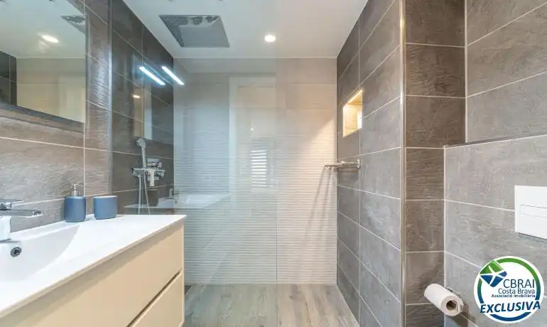 Bany de Apartament en venda en Roses amb Calefacció i Moblat