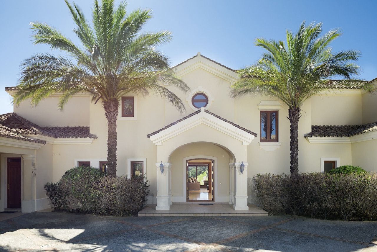 Vista exterior de Casa o xalet en venda en Sotogrande amb Aire condicionat, Calefacció i Jardí privat