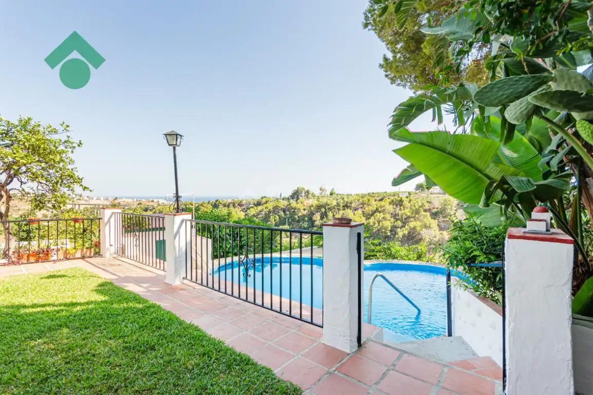 Jardí de Finca rústica en venda en Nerja amb Jardí privat, Terrassa i Piscina