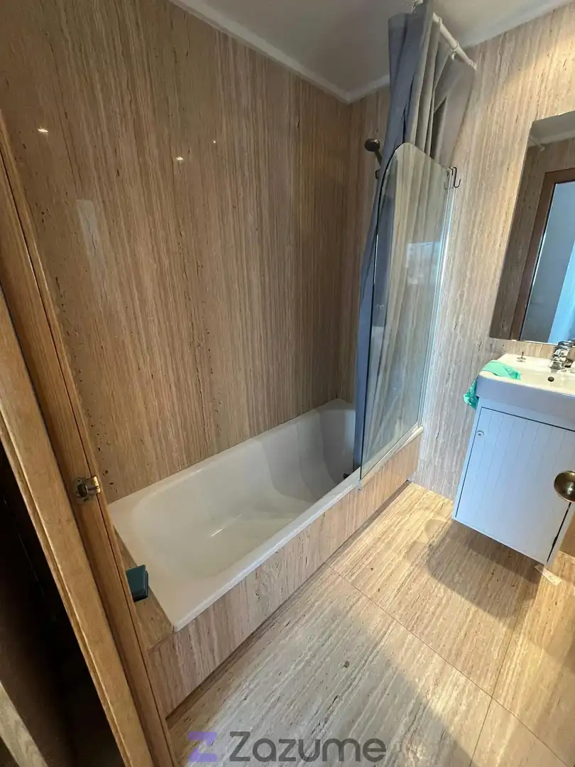 Bany de Pis de lloguer en L'Hospitalet de Llobregat amb Aire condicionat, Calefacció i Terrassa