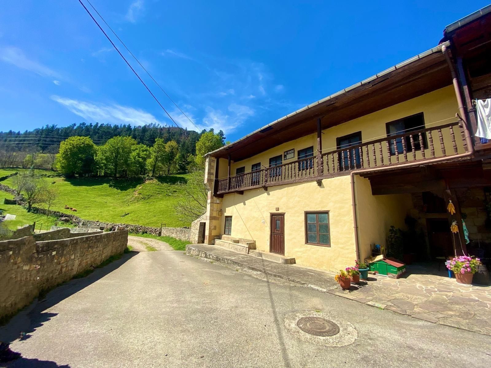 Vista exterior de Casa o xalet en venda en Cabuérniga amb Jardí privat, Traster i Balcó