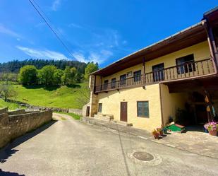 Vista exterior de Casa o xalet en venda en Cabuérniga amb Jardí privat, Traster i Balcó