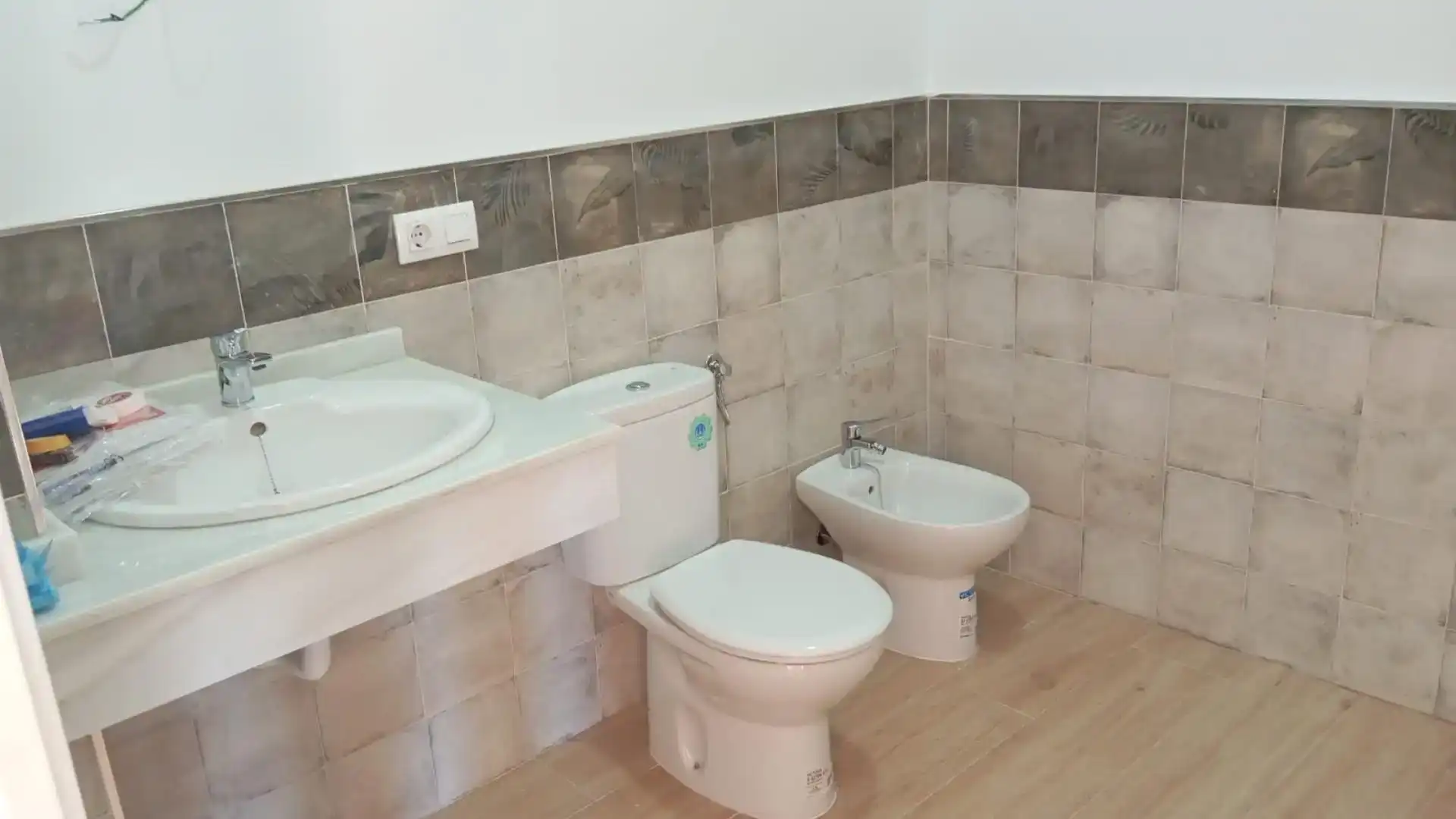 Bany de Pis en venda en Marchena amb Aire condicionat, Parquet i Moblat