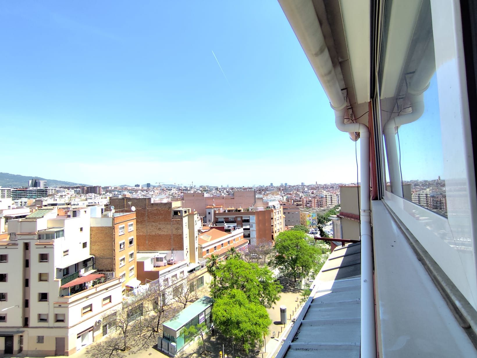 Vista exterior de Àtic en venda en L'Hospitalet de Llobregat amb Calefacció