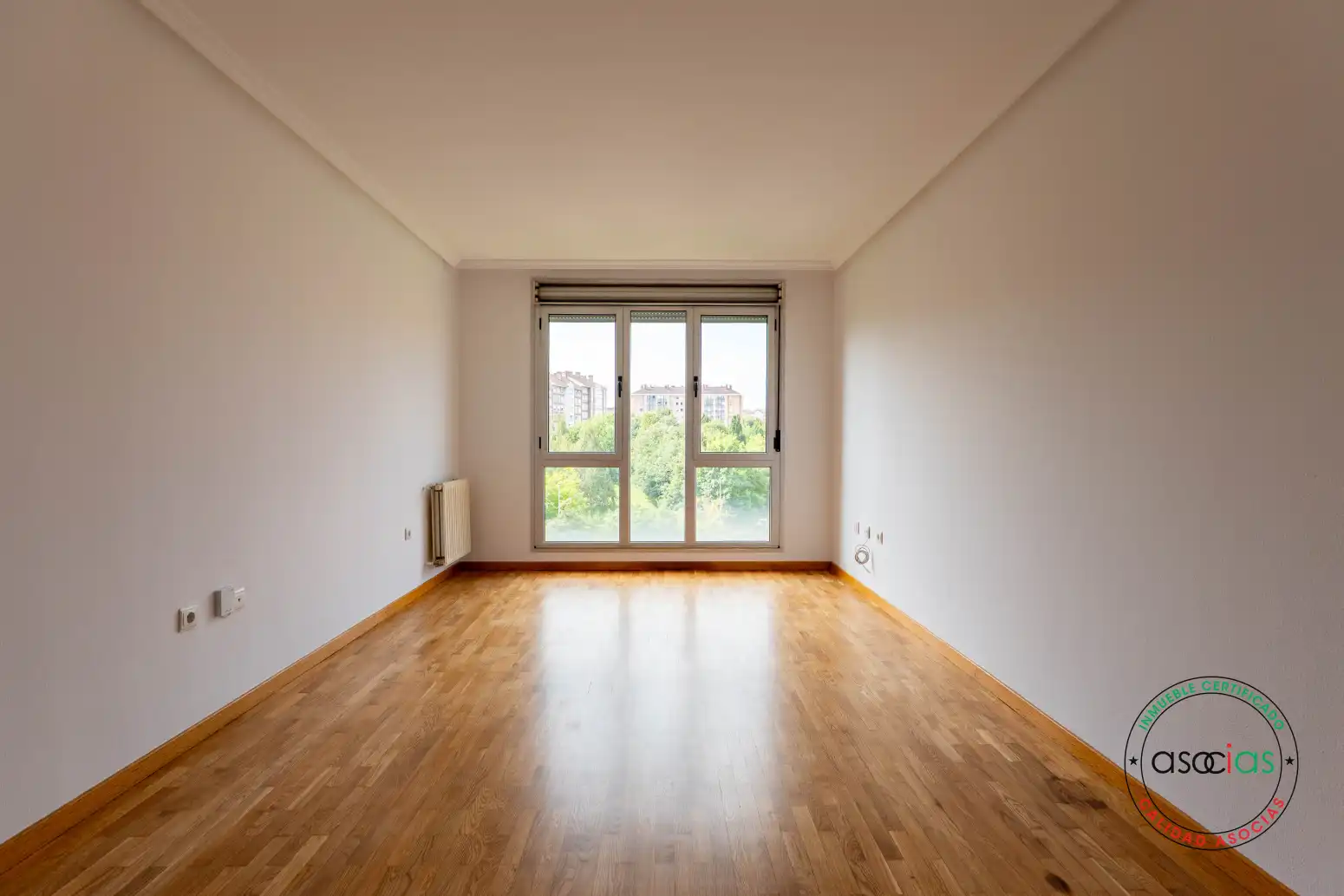 Sala d'estar de Pis en venda en Gijón  amb Calefacció, Jardí privat i Parquet