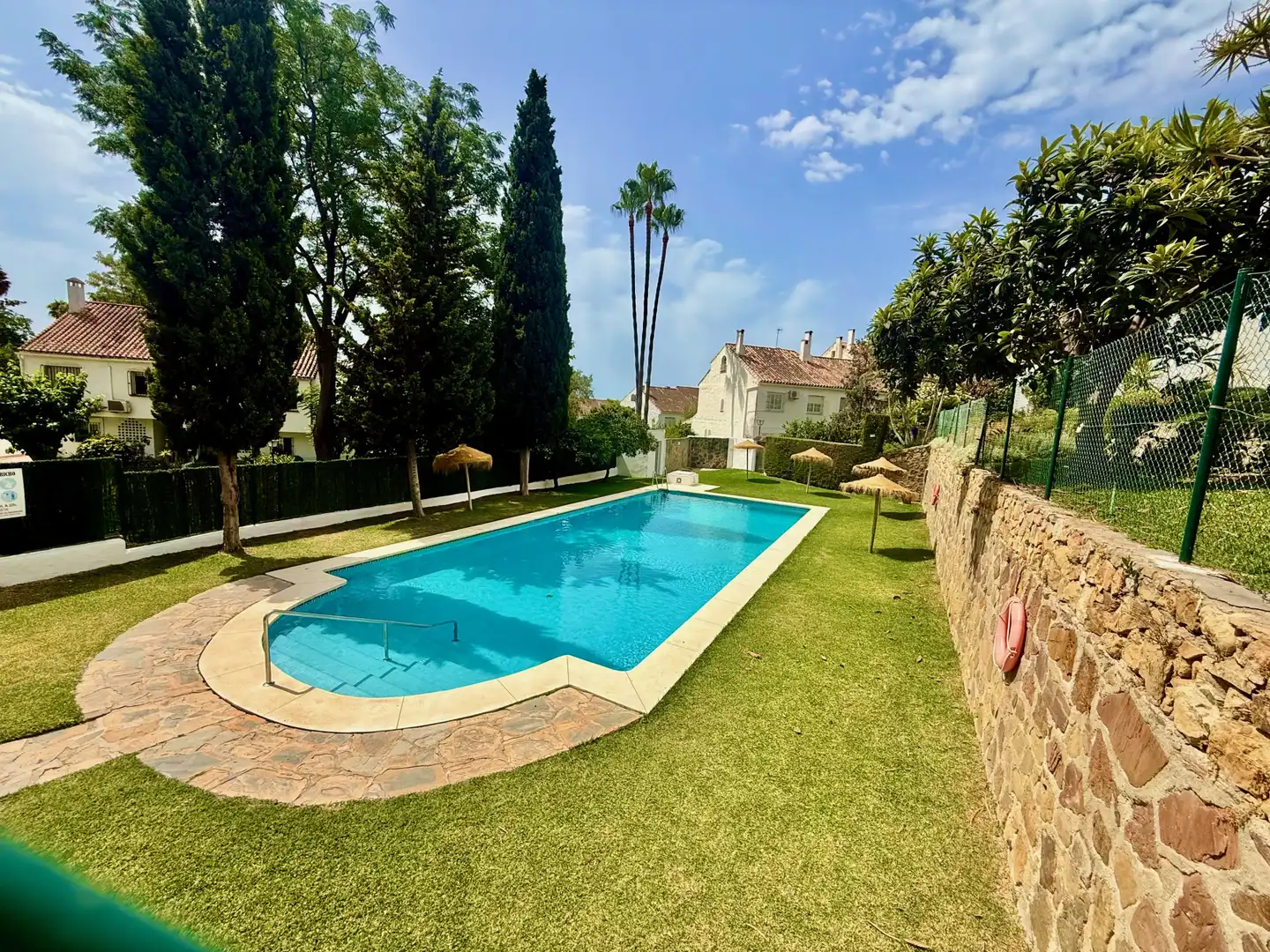 Piscina de Casa adosada de lloguer en Marbella amb Aire condicionat, Terrassa i Piscina